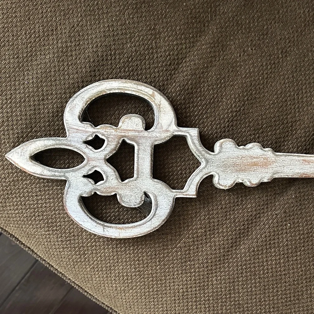 Rustic Brown Wall Key Decor - Picture 2 of 9